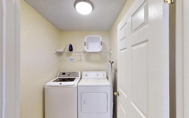 5 Bedroom Beautiful Pool Home! 5 Home by Redawning