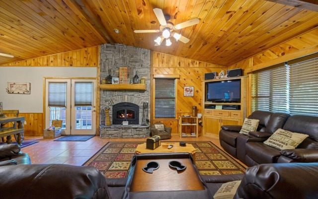Cast Away Family Cabin with Hot Tub, Fireplace, and Kids Area by RedAwning