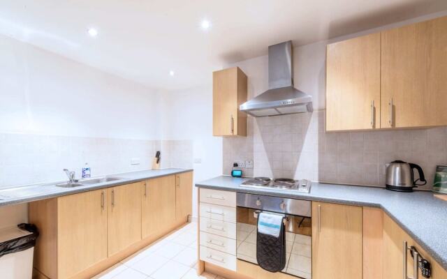Modern Apartment in City Centre With Balcony