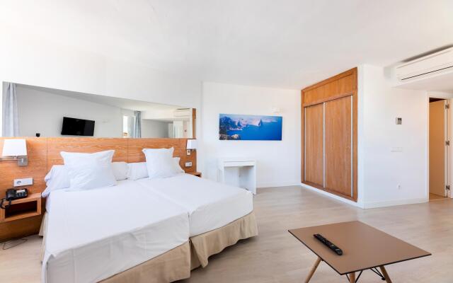 Loft studio with shared pool, near the beach