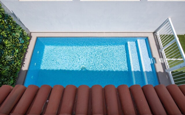 Great house with pool close to beach