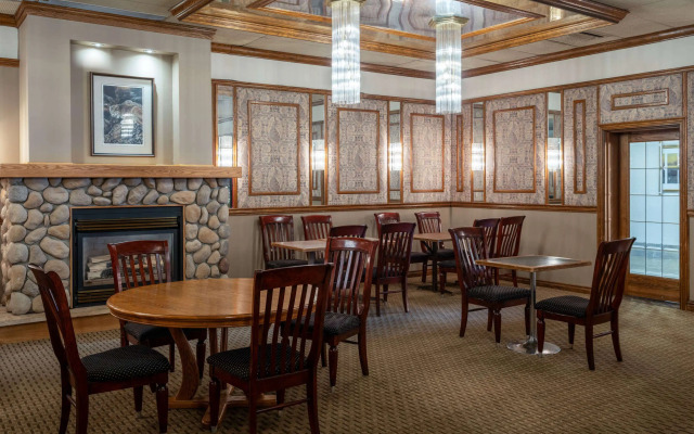 Ramada by Wyndham Thunder Bay Airlane Hotel