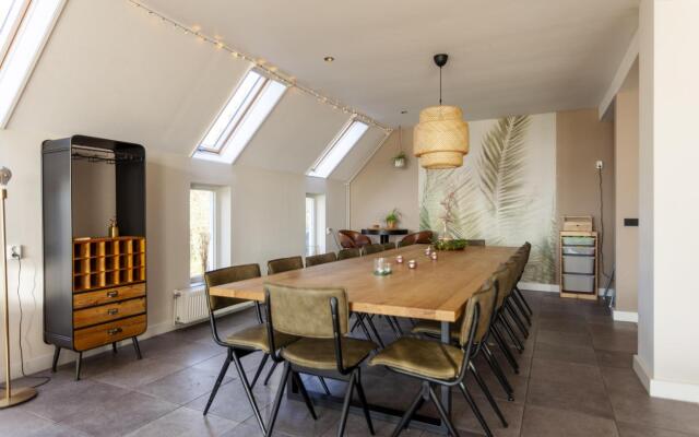 Large fully renovated farmhouse with indoor Swim spa and Sauna