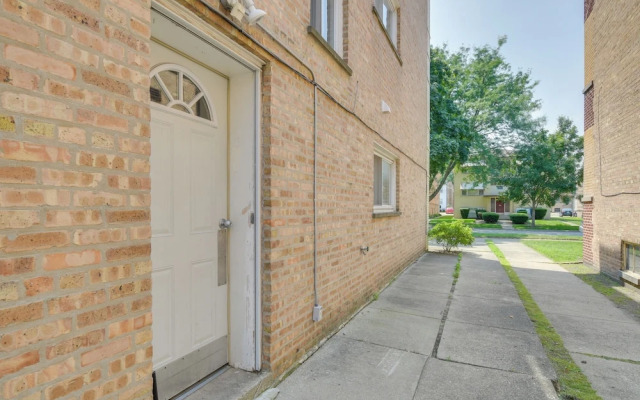Walk to Train: Convenient Skokie Condo!