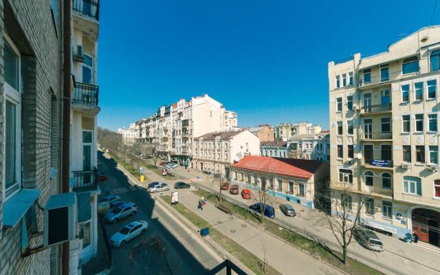 Rent Kiev Lva Tolshtoho Square