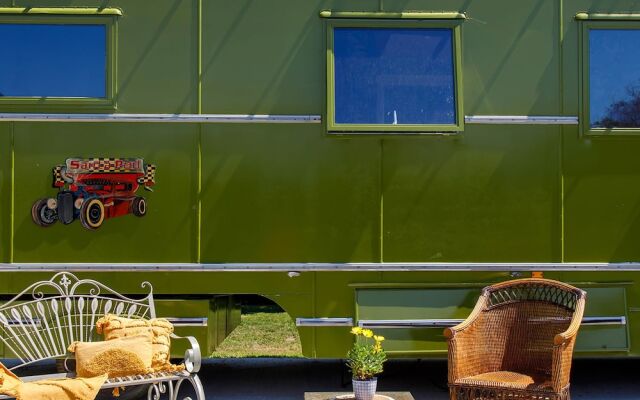 The Showman s Carriage King Bed Close to Beach