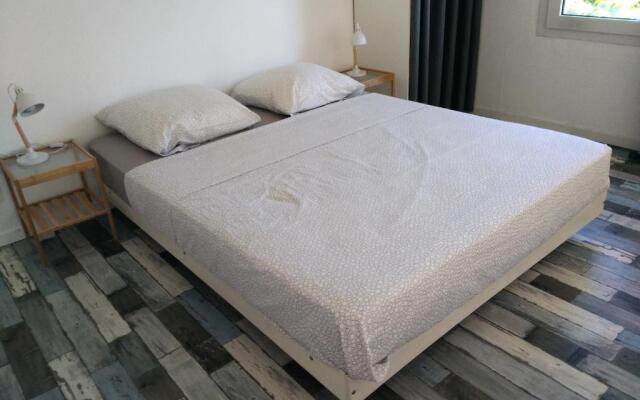 Petit Loft T2 bis mezzanine avec jardin et piscine