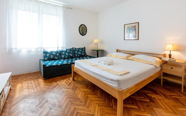 Zoe Apartment