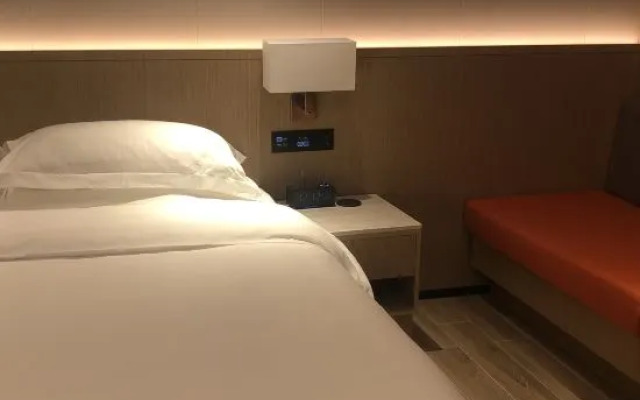 Qionghai Changlong Hotel (Yinhai Zaliang Street)