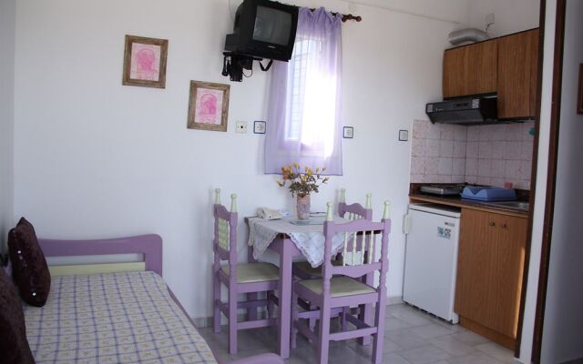 Dora's Studios and Apartments