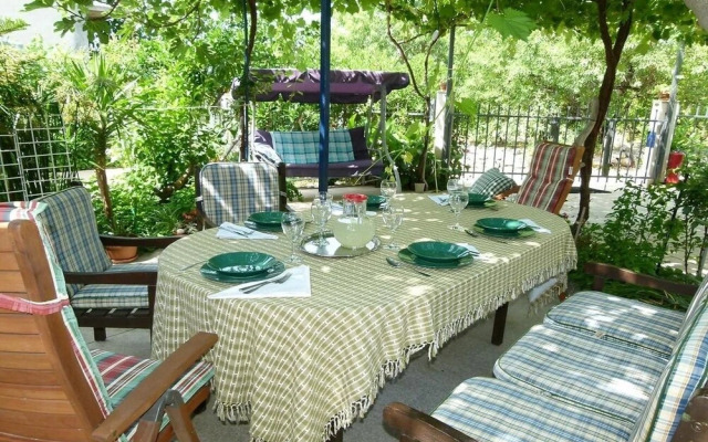 Zeljko - With Nice Garden - H