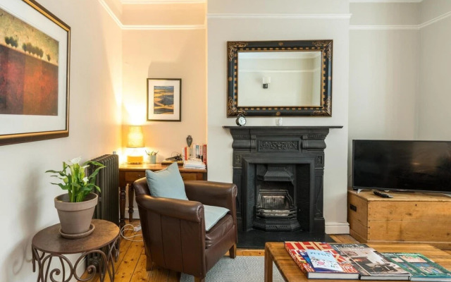 Delightful 1BD Flat in the Heart of Barnes Village