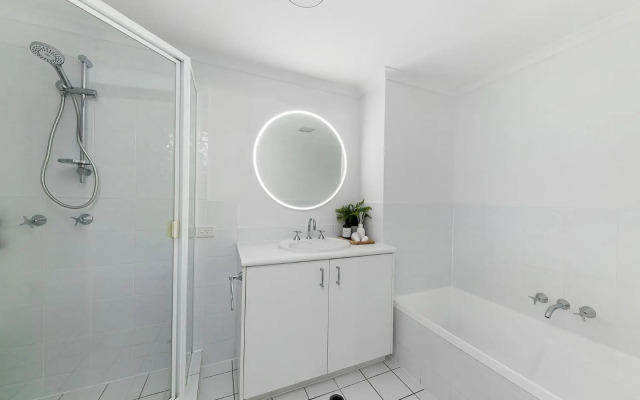 Unit 2 21 Park Cres Modern Stylish apartment