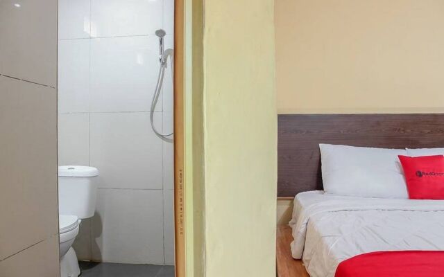 RedDoorz Syariah near Pasar Modern Cikopo