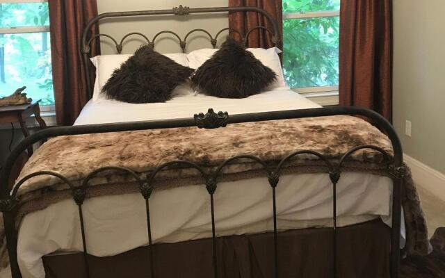 Iron Amethyst Inn Boutique Hotel