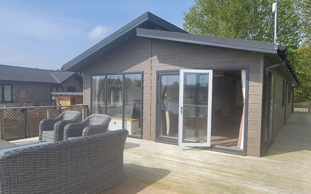 Luxury 2-bed Lodge in Routh, Sleeps 4 With Hot Tub