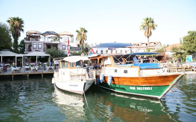 Palmyra Hotel & Sky Lounge