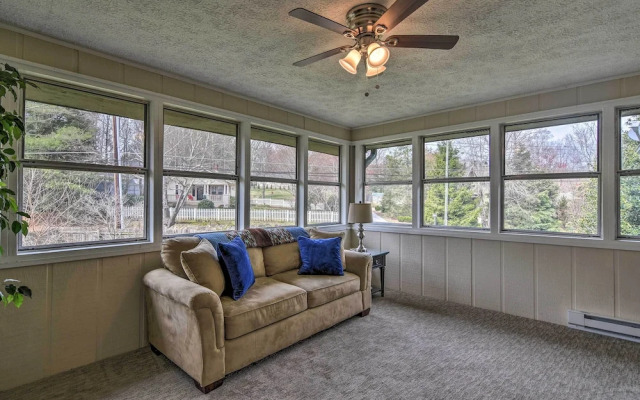 Condo w/ Sunroom, Near Downtown Hendersonville!