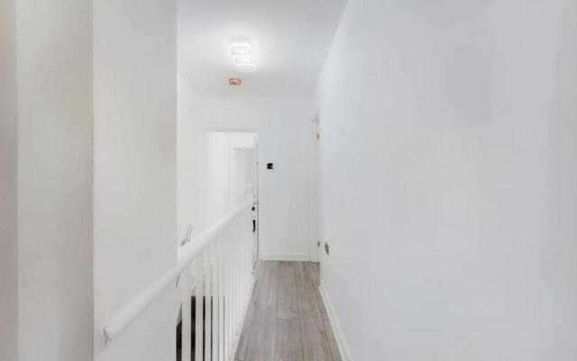 Stunning 4-bed House Fully Refurbished Modern