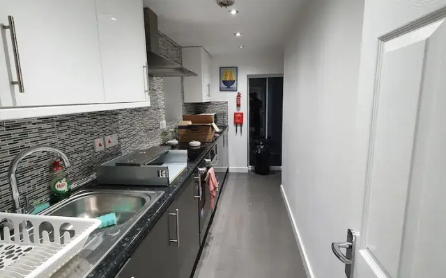 Chic Spacious Apartment in Peterborough