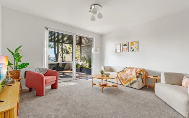 2-bed Harbourside Home With Views in Fab Location