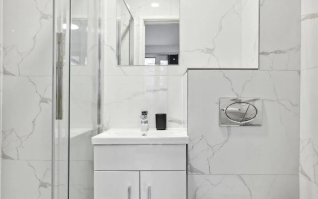 STH Sutherland Avenue Apartment