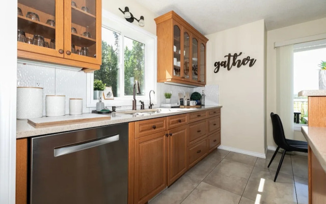 LUXURIOUS 5-Br Acreage | Year-Round Heated Pool & HotTub | Mtn View | Pool Table