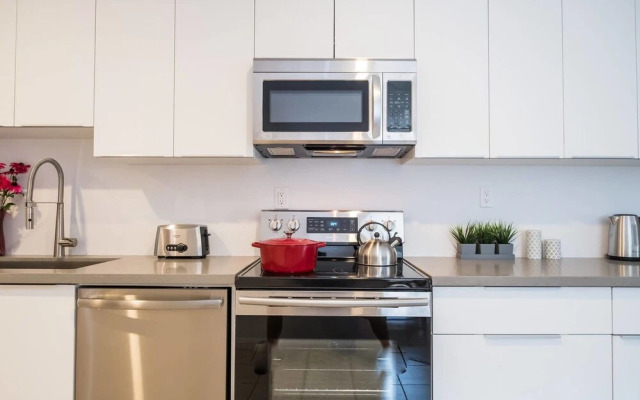 Chic & Central 3-bedroom in Little Italy