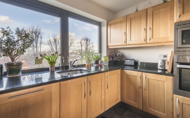 Bright Islington Apartment with Spectacular Views
