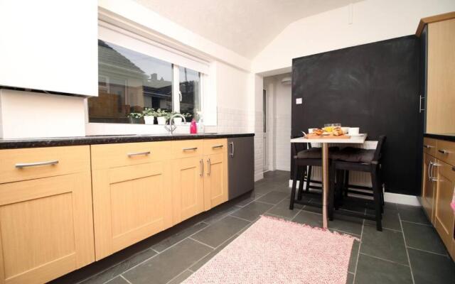 Stylish Home in Port Tennant - 4BR Free Parking!