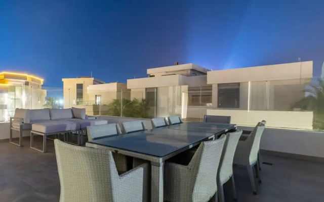 Beachfront 5BR Villa w Jacuzzi Pool on the Palm