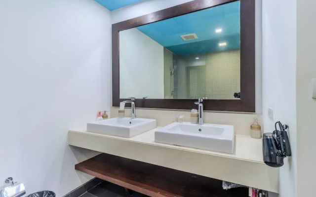 2BR Pool View Short Walk to Beach C254