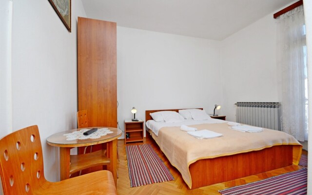 Apartment and Rooms Dragana