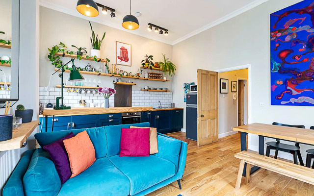 Beautiful Two Bedroom Abode Near Victoria