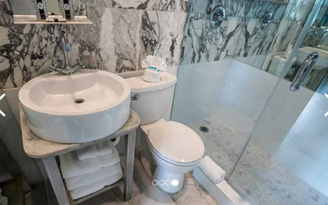 Chesterfield Hotel & Suites