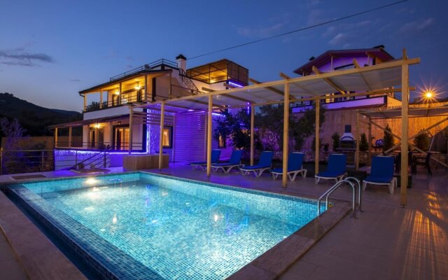 House w Private Pool and Jacuzzi in Kas