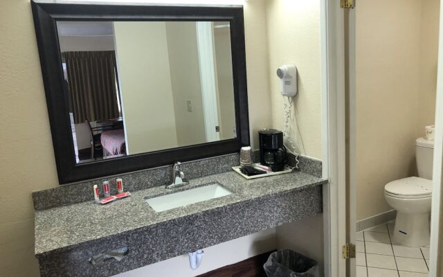 Econo Lodge Inn & Suites Central