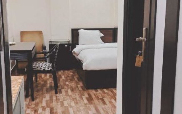 OYO 92019 Hotel Deluxe Room Stay