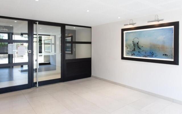Air-Conditioned Furnished Studio in A Luxury Residence