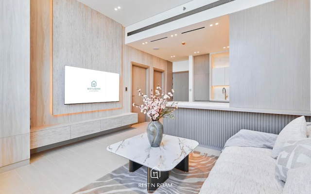 Upscale 1BR With Jacuzzi Prime Location in JVC