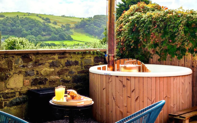 Luxurious underfloor heated Yurt with Hot tub