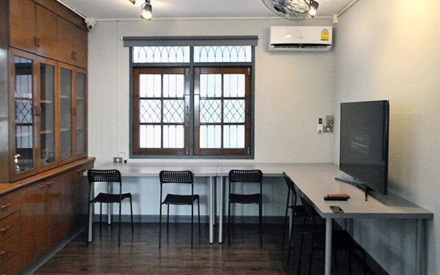 Beyond Bangkok Guesthouse - Hostel