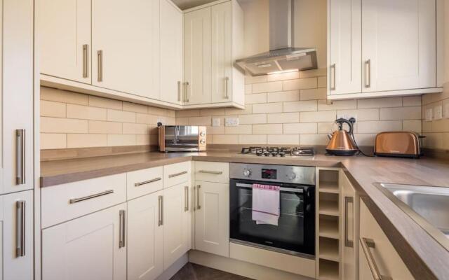 City Centre Location - Over Looking Parkers Piece! Private Entrance
