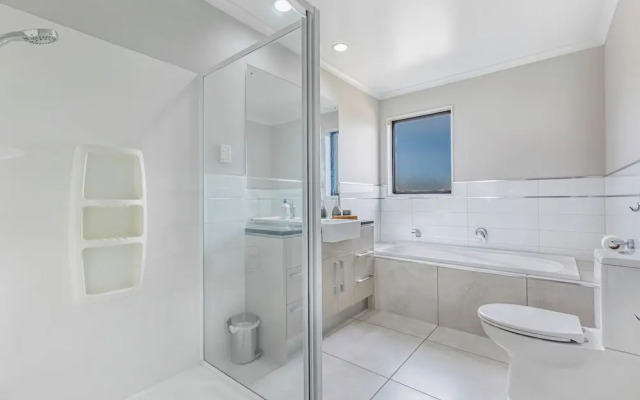 Comfy 4BR Home w/ Mt. Wellington View Zodiak Stays