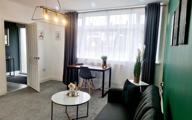 Spacious Modern 3 bed House Near Heathrow Airport