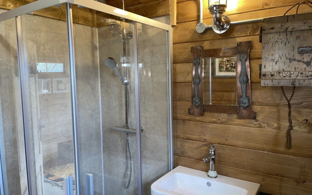 Retro Lodge nr Dartoor With hot tub & opt Sauna
