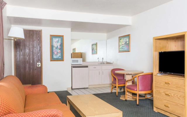 Super 8 By Wyndham Phoenix Metro North