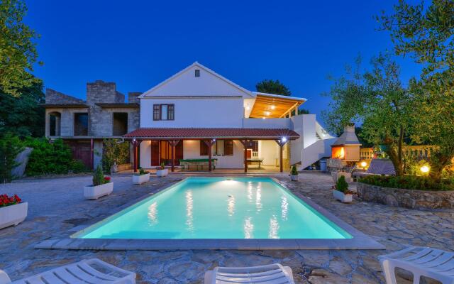 Holiday Home With Private Pool and spa