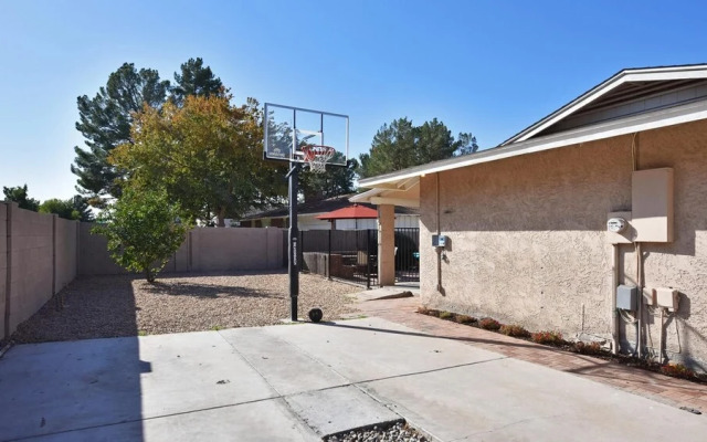 Spacious Updated 2 Masters POOL