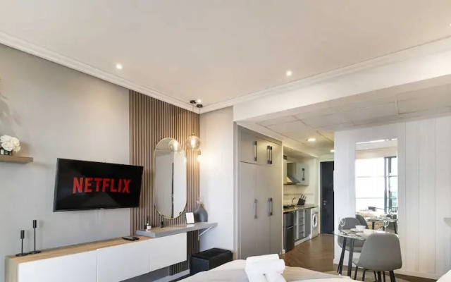 LUX The JLT Gold Crest Studio